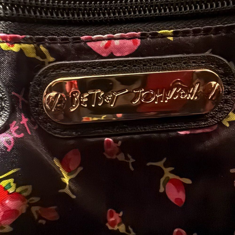 Betsy Johnson Novelty Dog Face bag with gold crossbody chain. Like new condition - Picture 9 of 11